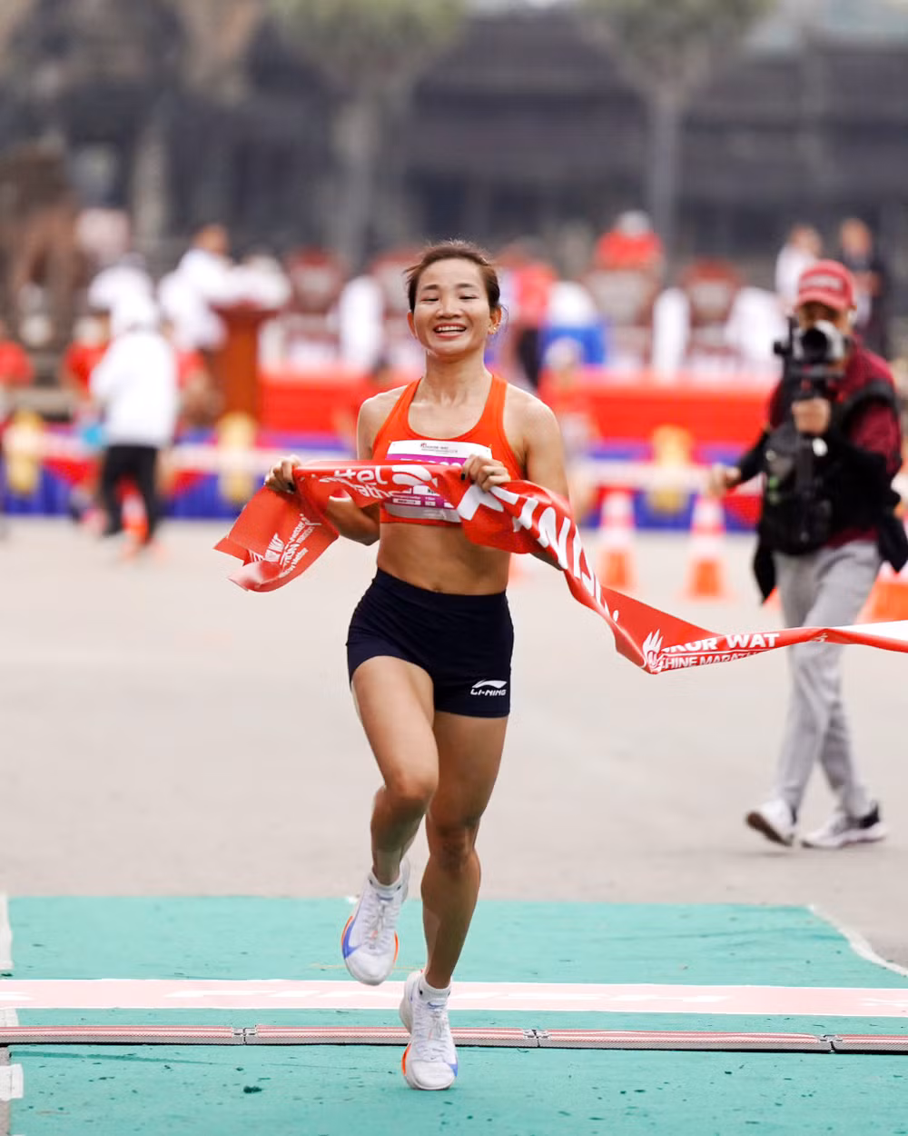 Nguyễn Thị Oanh vô địch 21km. Nguyễn Thị Oanh vô địch 21km.