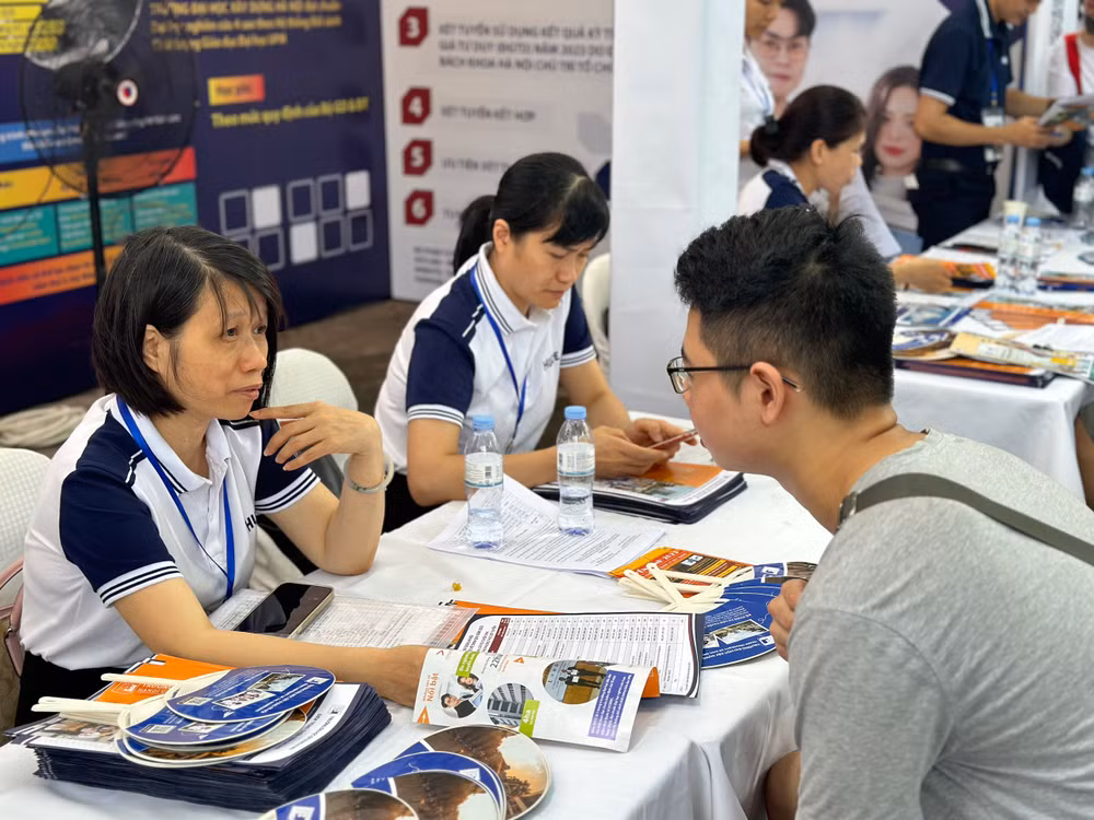 Cán bộ tuyển sinh tư vấn cho thí sinh tại Ngày hội "Lựa chọn nguyện vọng", tại Hà Nội, ngày 22/7.