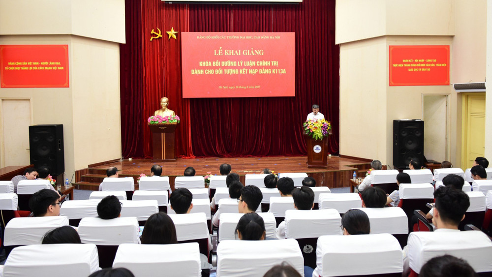 Lễ khai giảng.
