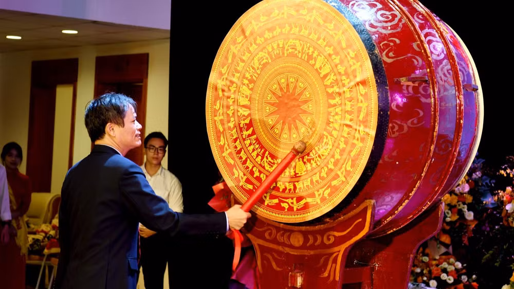 GS, TS Phạm Hồng Chương, Hiệu trưởng Trường đại học Kinh tế Quốc dân đánh trống khai giảng