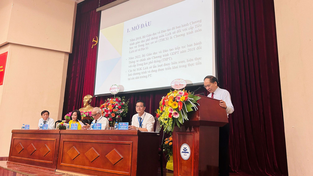 Đại biểu tham luận tại hội thảo.
