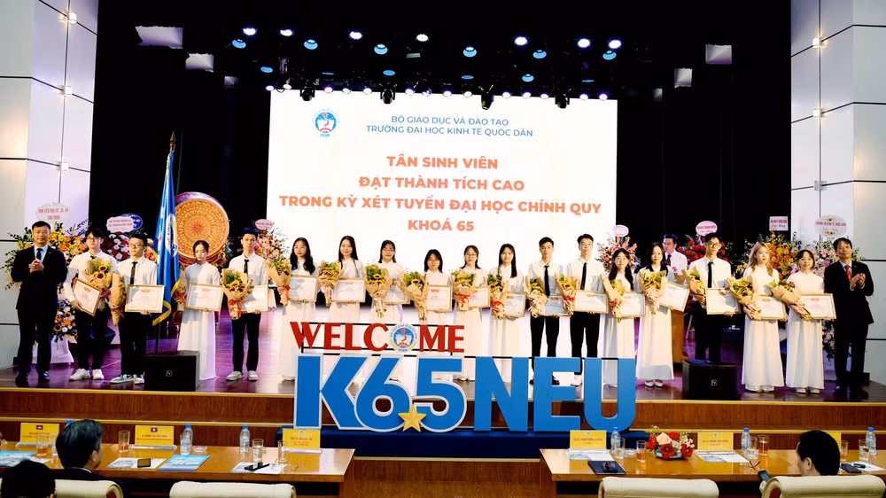 Trao thưởng các tân sinh viên thủ khoa đầu vào.