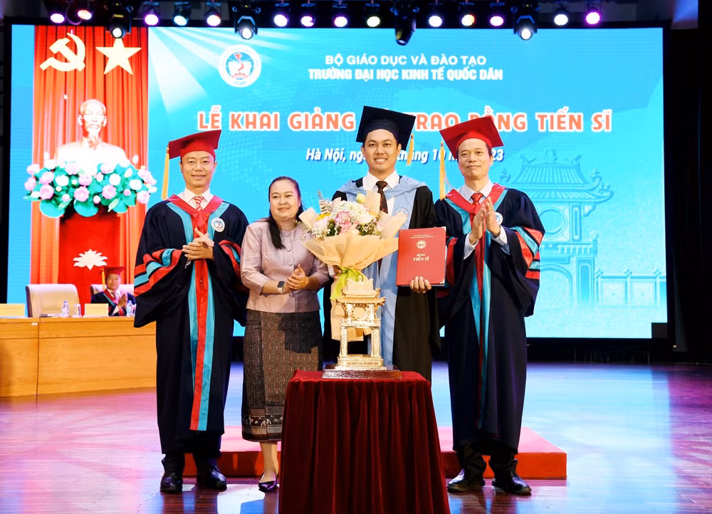 Lãnh đạo Trường đại học Kinh tế quốc dân trao bằng Tiến sĩ cho nghiên cứu sinh hoàn thành học tập, nghiên cứu