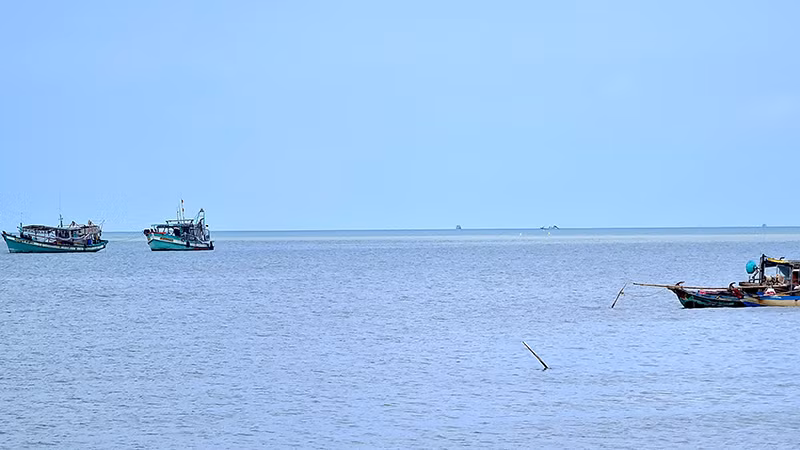 Qua kêu gọi của Đồn Biên phòng Khánh Tiến, ngư dân khai thác trên vùng biển Hương Mai (huyện U Minh) kịp thời hỗ trợ, cứu hộ được 4 thuyền viên trên tàu cá CM-05756-TS. 