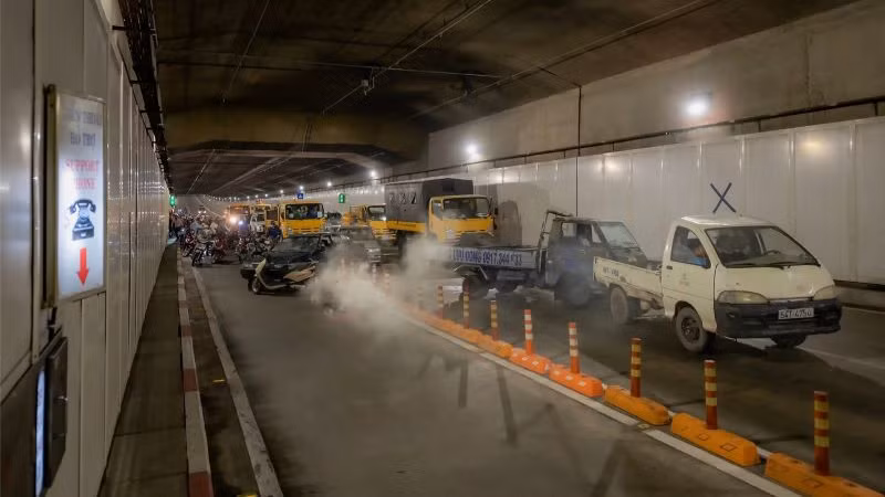 Hình ảnh giả định về vụ tai nạn liên hoàn gây kẹt xe, cháy nổ trong hầm sông Sài Gòn.