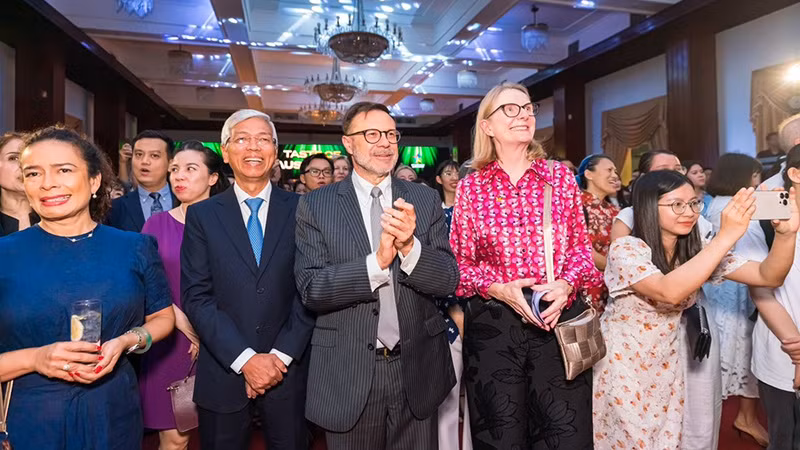 Phó Chủ tịch Ủy ban nhân dân Thành phố Hồ Chí Minh Võ Văn Hoan, Đại sứ Australia tại Việt Nam Andrew Goledzinowski, Tổng Lãnh sự Australia Sarah Hooper tham dự sự kiện Taste of Australia 2023. (Ảnh: Đại sứ quán Australia)