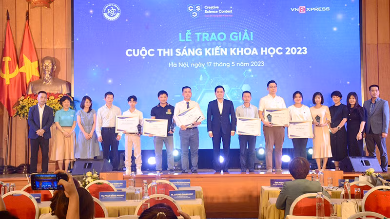 Các nhà khoa học trẻ nhận giải thưởng.