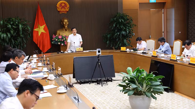 Phó Thủ tướng Lê Minh Khái phát biểu tại cuộc họp.