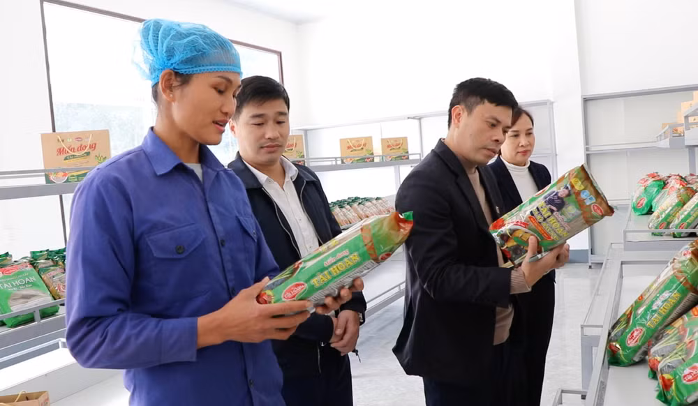 Nhân viên Hợp tác xã giới thiệu sản phẩm miến dong tới du khách. 