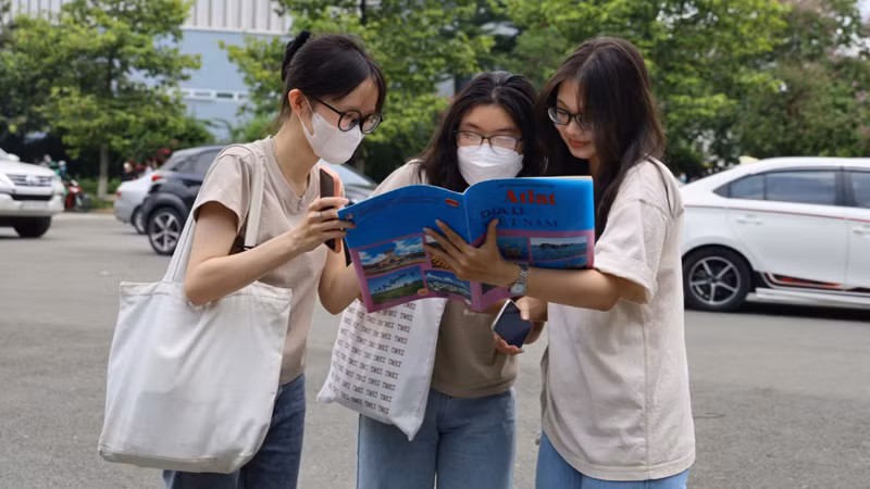 Các thí sinh trao đổi kiến thức môn Địa lý tại kỳ thi đánh giá năng lực đợt 2 năm 2023 do Đại học Quốc gia Thành phố Hồ Chí Minh tổ chức.