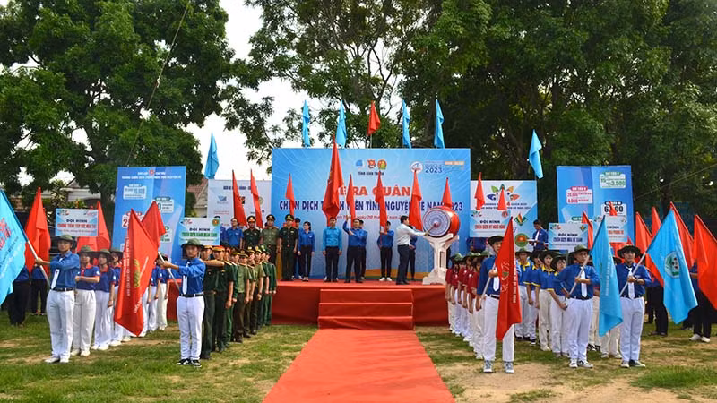 Đại diện lãnh đạo Tỉnh ủy Bình Thuận đánh trống phát lệnh ra quân Chiến dịch Thanh niên tình nguyện hè năm 2023 tỉnh Bình Thuận.