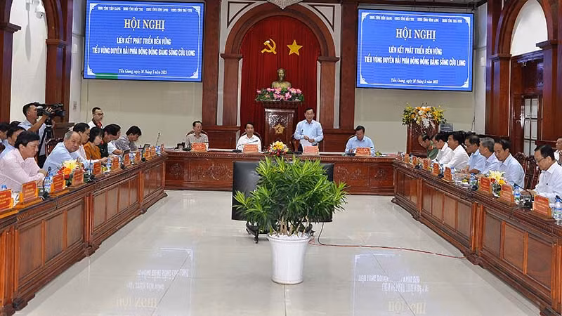 Chủ tịch Ủy ban nhân dân tỉnh Tiền Giang Nguyễn Văn Vĩnh phát biểu tại hội nghị.