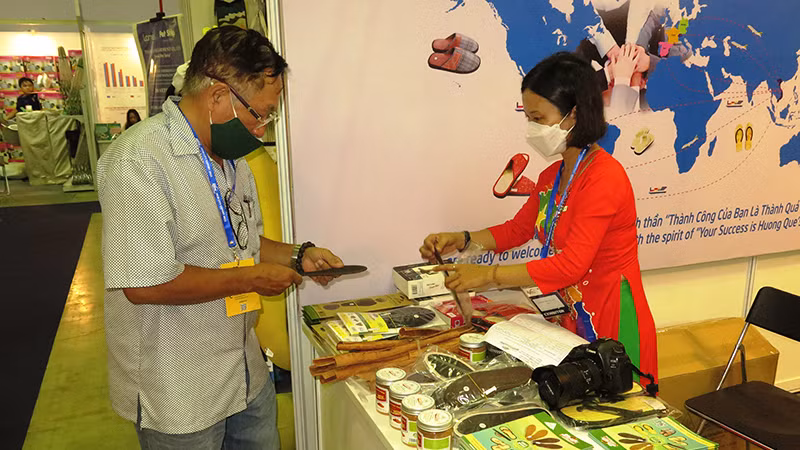 Khách tham quan, tìm hiểu sản phẩm hàng hóa tại HCM Expo 2023. 