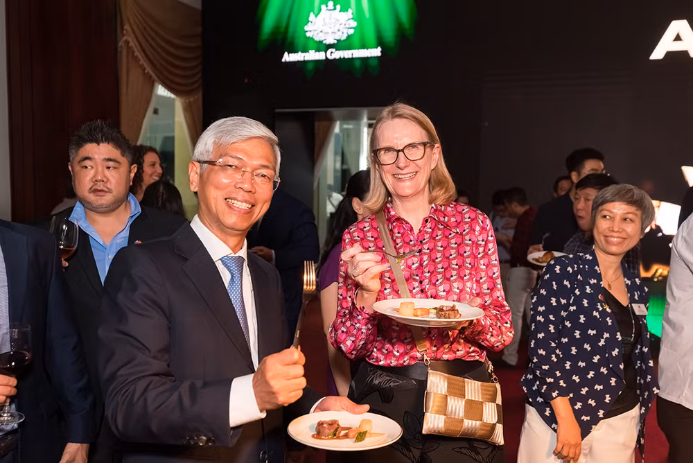 Ông Võ Văn Hoan, Phó Chủ tịch Ủy ban nhân dân Thành phố Hồ Chí Minh và bà Sarah Hooper, Tổng Lãnh sự Australia. (Ảnh: Đại sứ quán Australia)