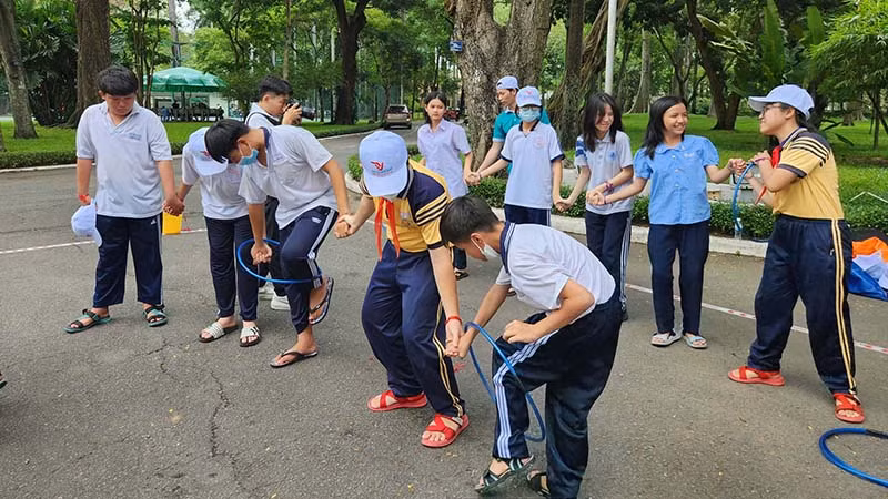 Các em tham gia nhiều trò chơi vui nhộn. (Ảnh: Vietluxtour)