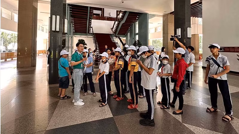 Các em nhỏ tham quan Hội trường Thống Nhất. (Ảnh: Vietluxtour)