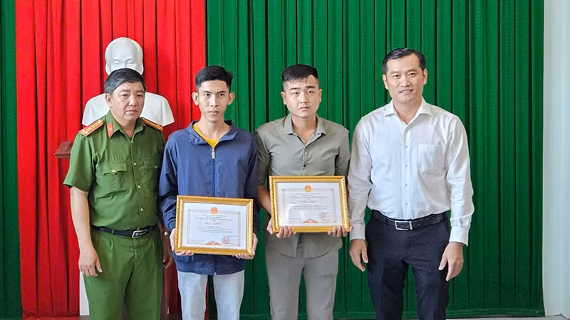 Hai anh Nguyễn Duy Khang, Bùi Lê Quốc Tài nhận giấy khen của Chủ tịch Ủy ban nhân dân thành phố Trà Vinh.