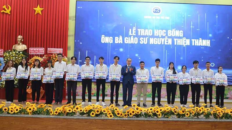 Sinh viên vượt khó, học giỏi được trao học bổng tại buổi lễ khai giảng năm học mới.