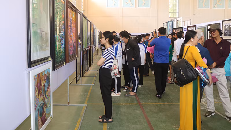 Khách tham quan khu trưng bày các tác phẩm mỹ thuật.