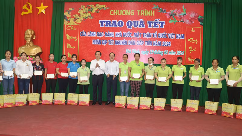 Công nhân, lao động có gia cảnh khó khăn nhận quà Tết. Công nhân, lao động có gia cảnh khó khăn nhận quà Tết.