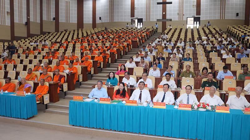 Đại biểu về dự buổi họp mặt.