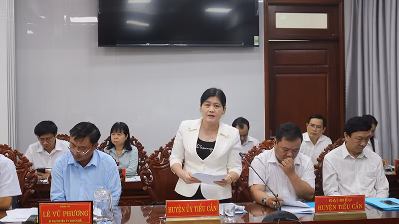 Lãnh đạo Huyện ủy Tiểu Cần phát biểu ý kiến tại hội nghị.