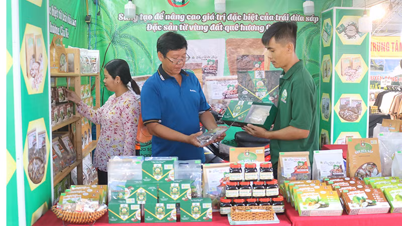 Gian hàng trưng bày sản phẩm OCOP "Mật hoa dừa" đạt hạng 5 sao của tỉnh Trà Vinh.