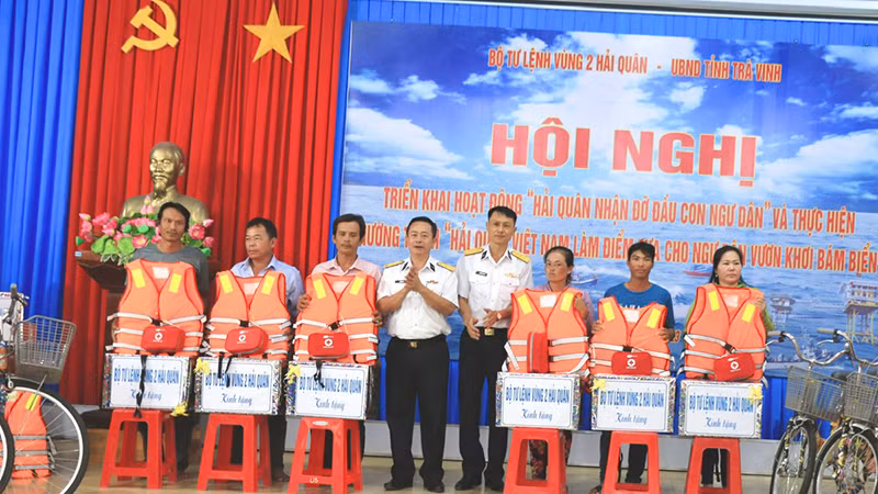 Ngư dân huyện Duyên Hải được các cán bộ, chiến sĩ Vùng 2 Hải quân trao tặng áo phao