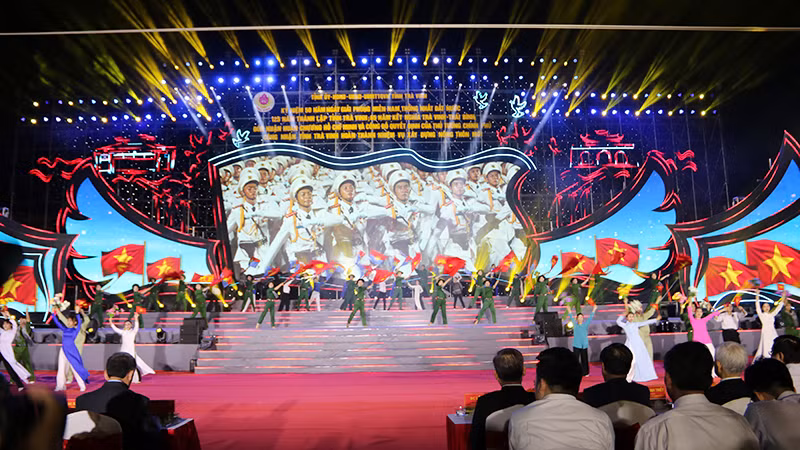 Tiết mục văn nghệ tại buổi lễ công bố quyết định của Thủ tướng Chính phủ công nhận tỉnh hoàn thành nhiệm vụ xây dựng nông thôn mới.