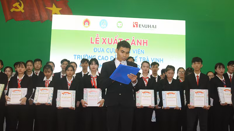 Em Thạch Thương, huyện Cầu Ngang, tỉnh Trà Vinh phát biểu tại buổi lễ xuất cảnh.