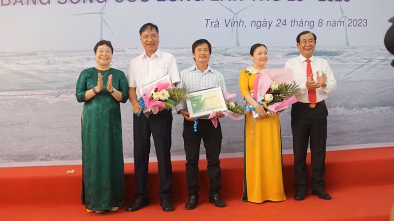 Các hội viên Hội Mỹ thuật Việt Nam khu vực đồng bằng sông Cửu Long đạt giải B nhận thưởng.