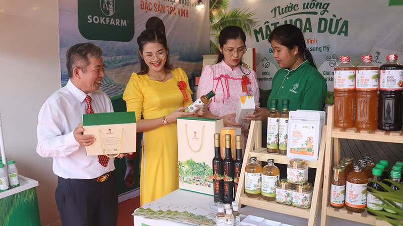 Sản phẩm mật hoa dừa của Công ty TNHH Trà Vinh farm, xã Phú Cần, huyện Tiểu Cần đạt hạng OCOP 5 sao.