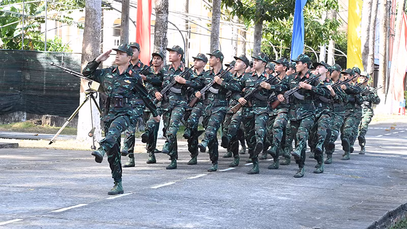 Đội hình duyệt binh tại buổi lễ của các cán bộ, chiến sĩ lực lượng vũ trang tỉnh Trà Vinh.