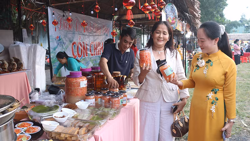 Gian hàng trưng bày sản phẩm OCOP của huyện Châu Thành, tỉnh Trà Vinh.