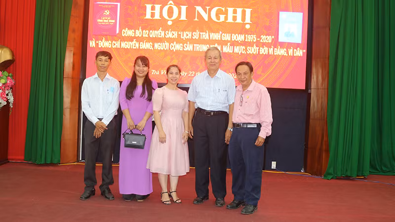 Các thành viên biên soạn sách chụp ảnh lưu niệm tại Hội nghị.