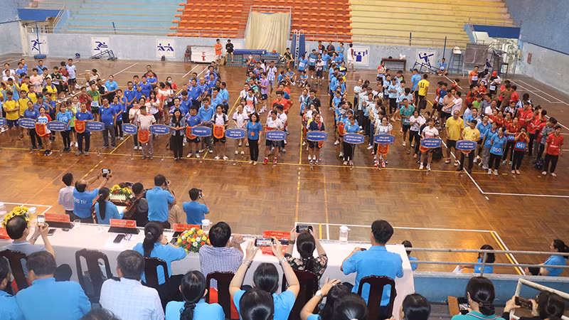 Các đơn vị, vận động viên dự buổi lễ khai mạc hội thao.