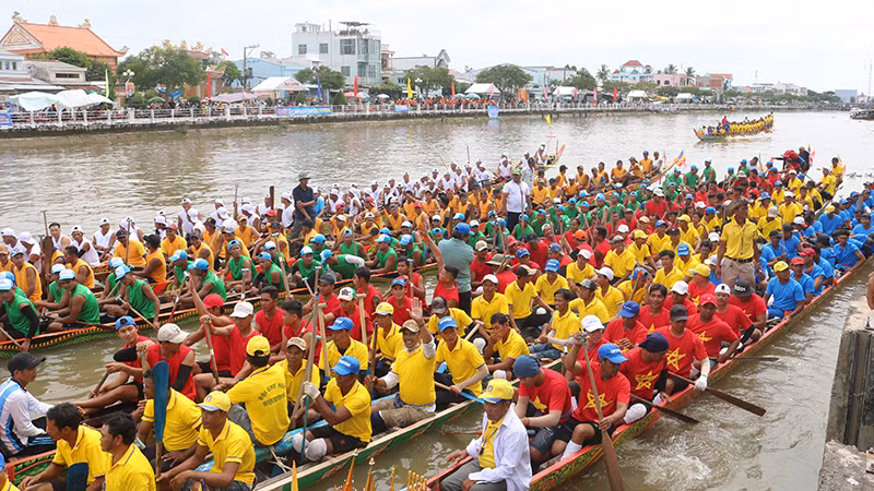 Giải đua ghe ngo của đồng bào Khmer được tổ chức hằng năm trên sông Long Bình, thành phố Trà Vinh, tỉnh Trà Vinh.