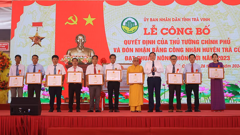 Đại diện các tập thể có thành tích xuất sắc trong xây dựng nông thôn mới huyện Trà Cú nhận bằng khen của Ủy ban nhân dân tỉnh.