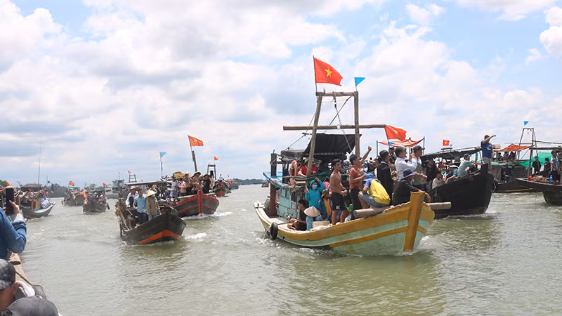 Ngư dân ven biển huyện Cầu Ngang ra cửa biển Cung Hầu nghinh Đức ông về thờ tại miếu Bà Chúa Xứ thị trấn Cầu Ngang.