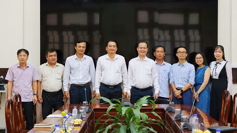 Đại diện Tập đoàn Nuriflex chụp ảnh lưu niệm cùng lãnh đạo Ủy ban nhân dân tỉnh Trà Vinh.