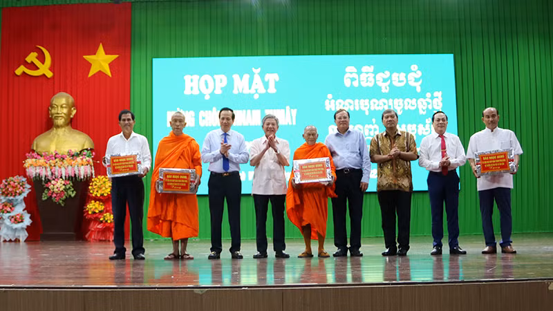 Các vị chức sắc, người có uy tín vùng đồng bào dân tộc thiểu số tỉnh Trà Vinh nhận quà của Bộ Dân tộc và Tôn giáo.