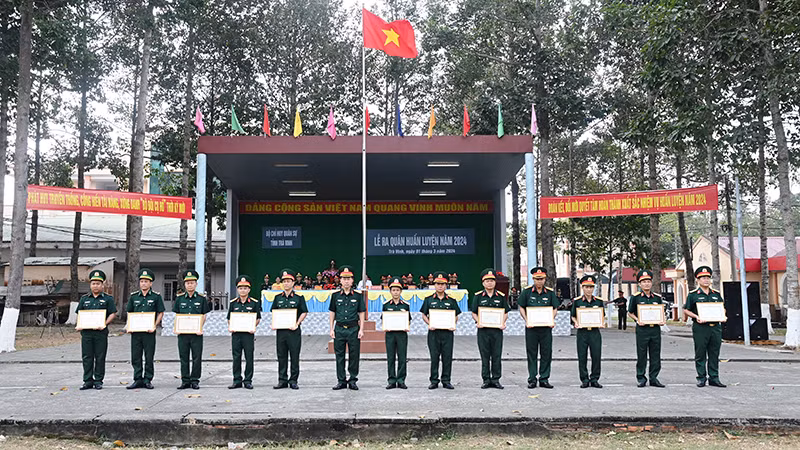 Đại diện các tập thể nhận danh hiệu "Đơn vị vững mạnh toàn diện mẫu mực, tiêu biểu".