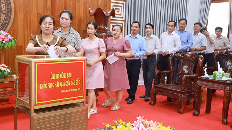 Cán bộ, công chức Văn phòng Tỉnh ủy Trà Vinh đóng góp một ngày lương ủng hộ đồng bào phía bắc khắc phục bão lụt.