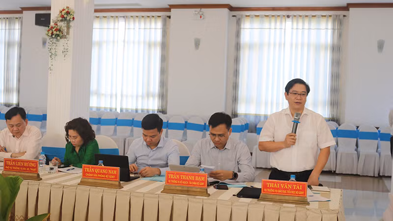 Vụ trưởng Vụ Giáo dục tiểu học, Bộ Giáo dục và Đào tạo Thái Văn Tài phát biểu ý kiến tại buổi làm việc.