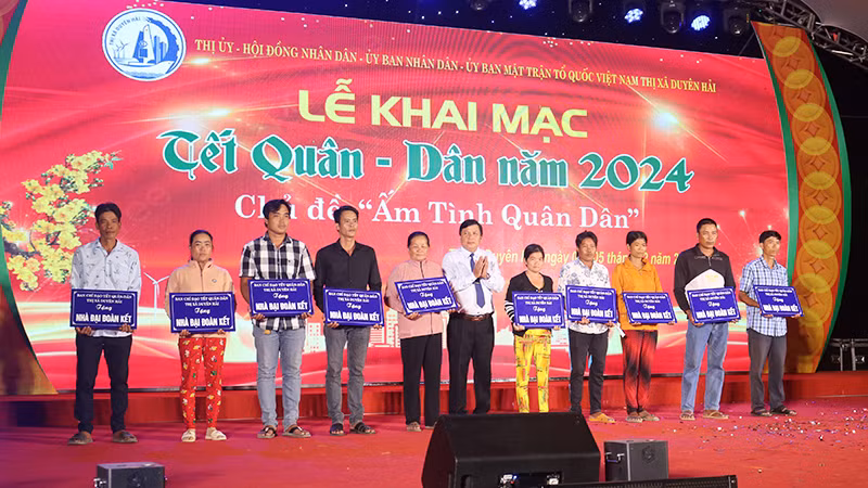 Trao nhà Đại đoàn kết cho hộ dân khó khăn về nhà ở