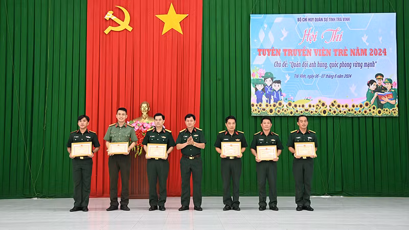 Đại diện các đội thi đoạt giải Nhất, Nhì, Ba, Khuyến khích nhận giấy khen.