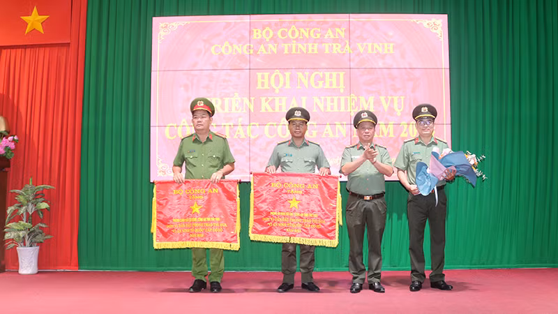 Đại diện các đơn vị dẫn đầu phong trào thi đua "Vì an ninh Tổ quốc" cấp cơ sở nhận Cờ thi đua của Bộ Công an.