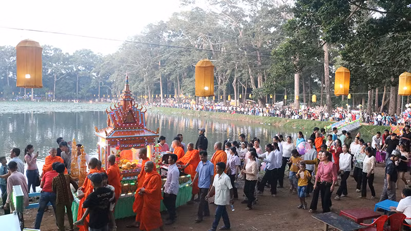 Đông đảo người dân đến Khu Văn hóa, du lịch ao Bà Om, phường 8, thành phố Trà Vinh tham gia đêm hội Ok Om Bok.