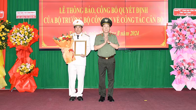 Trung tướng Lê Quốc Hùng trao quyết định bổ nhiệm cho Đại tá Nguyễn Thanh Hải.