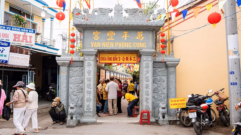 Vạn Niên Phong Cung là điểm tín ngưỡng tôn giáo của người Hoa tại huyện Cầu Kè, tỉnh Trà Vinh.